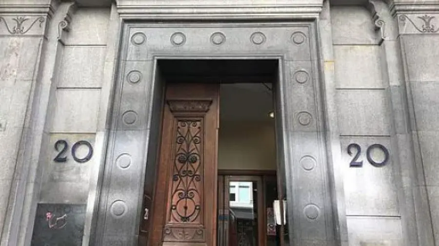 Front entrance to Pulse Light Clinic London Peek House